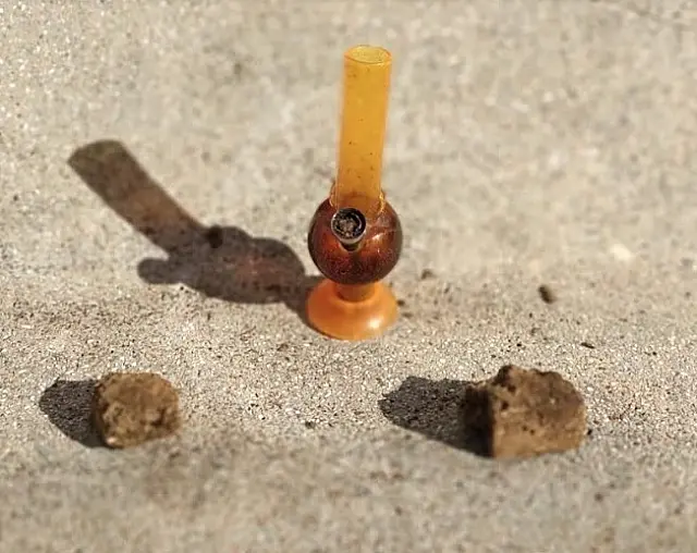 PM apreende porções de droga e cachimbo em Piraputanga