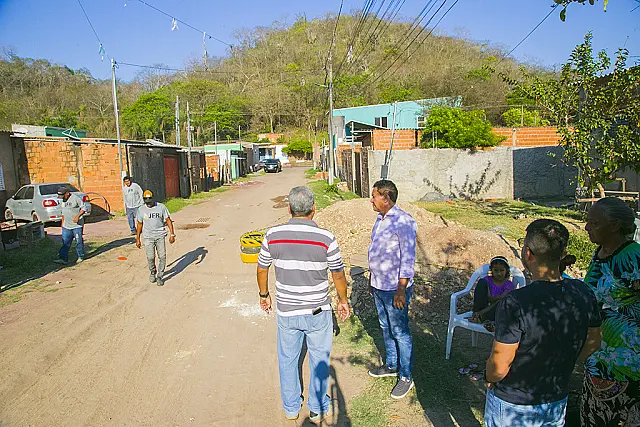 Pavimentação com lajotas sextavadas continua no bairro Cravo Vermelho em Corumbá
