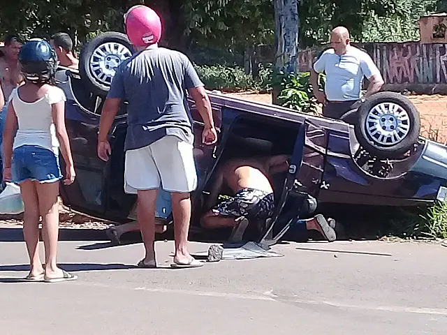 Fiat Uno capota e idoso de 77 anos fica preso dentro do veículo no Bairro Serraria