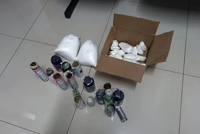 Mulher é presa com cocaína em frascos de desodorante