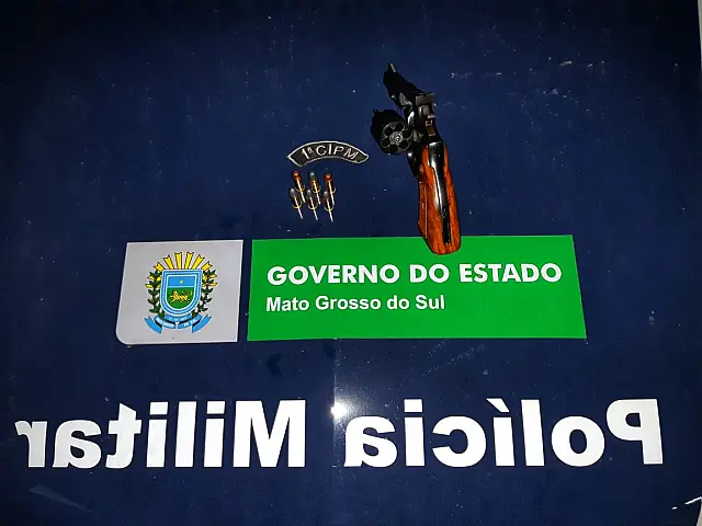 Após denúncia PM prende motorista de Duster com revólver em Bonito