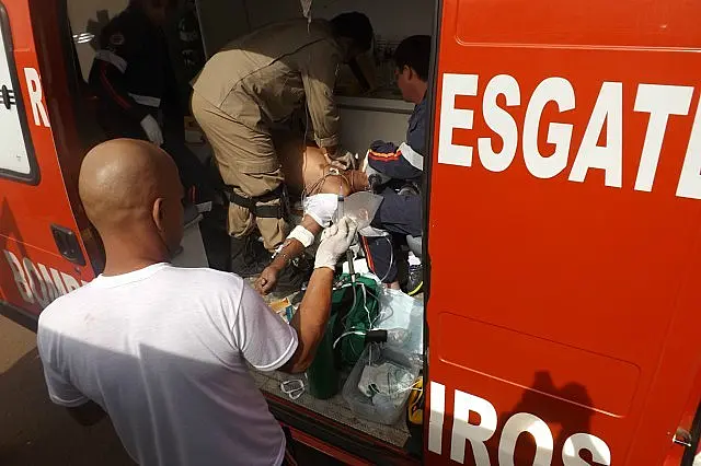 Ao tentar trocar poste, homem recebe descarga elétrica e morre