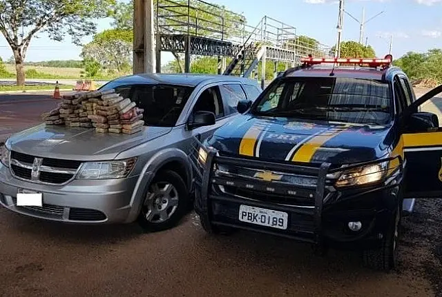Família é presa transportando 56 kg de cocaína em fundo falso de veículo