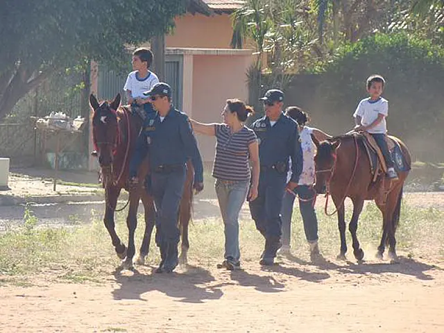Cavalaria do 7º BPM visita crianças do CMEI Valdir Cathcart