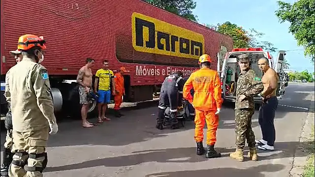 Motociclista de 20 anos se fere após colisão com caminhão em Corumbá