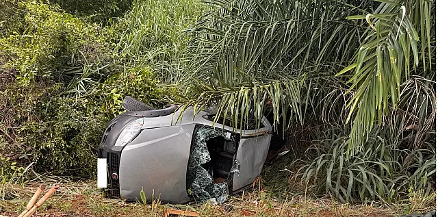 Motorista capota carro na BR-262 em Aquidauana