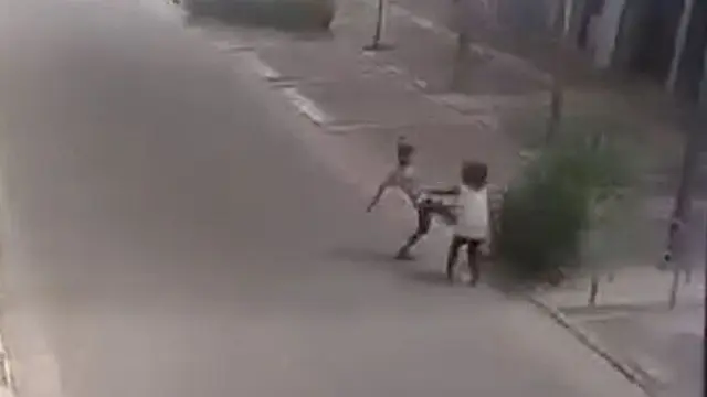 Homem espanca mulher e é flagrado por câmera em Campo Grande