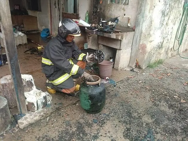 Homem sofre queimaduras de 2º grau ao cozinhar em fogareiro adaptado