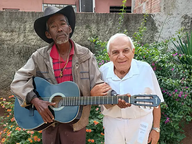 Médico Vitor Maksoud presenteia músico de rua com novo violão em Aquidauana
