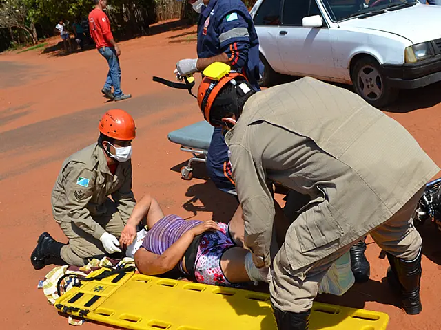 Mulher tem fratura exposta em acidente entre carro e moto