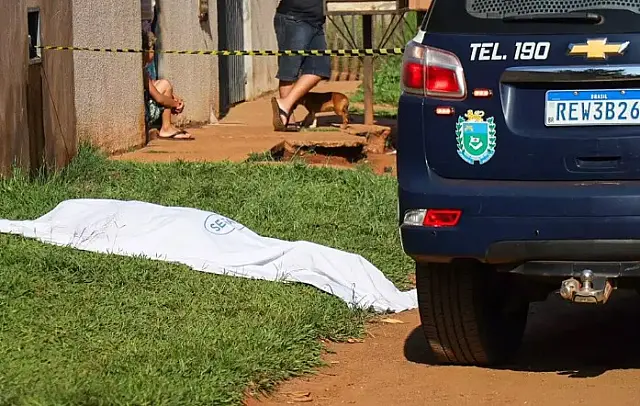 Moradores saem para trabalhar e encontram homem morto em calçada