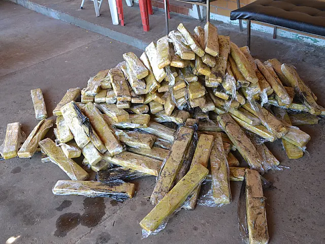 Civil de Anastácio descobre quase 600 kg de maconha em fundo falso