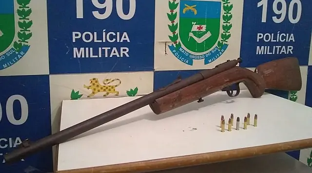 Em acidente de trânsito, homem é preso com arma de fogo e embriagado