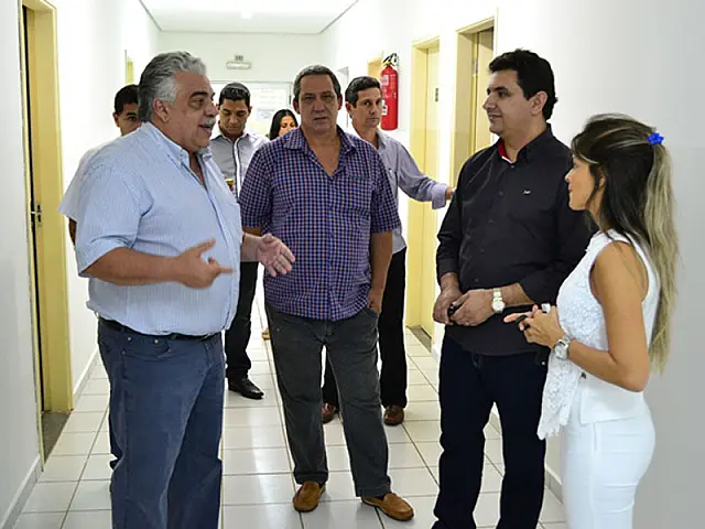 Prefeito Zé Henrique e gerente de Saúde vistoriam obras