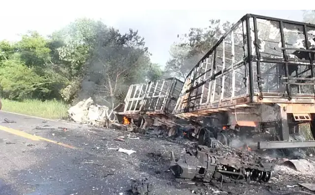 Dois morrem em colisão de três carretas na MS-276