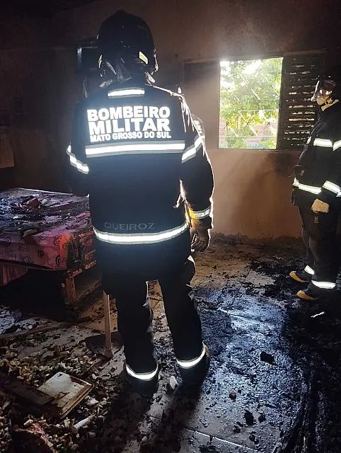 Incêndio atinge quarto de casa no bairro Aeroporto em Corumbá