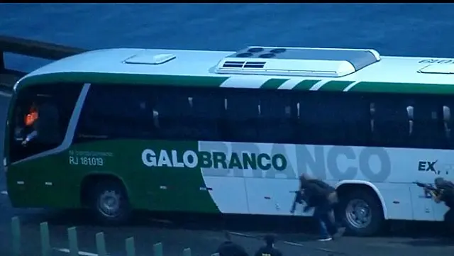 Sequestrador de ônibus no Rio é morto por atiradores de elite