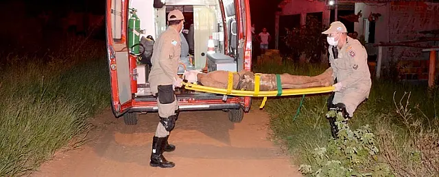 Homem é preso por agredir casal de amigos com tijoladas na cabeça após bebedeira