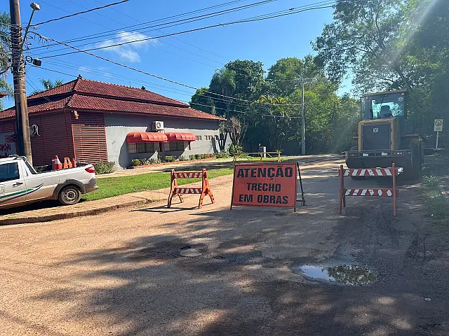 Rua XV de Novembro em Bonito está interditada para a construção de uma ponte
