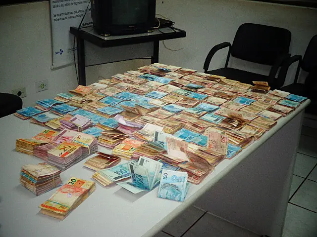PRF prende dois homens com R$ 120 mil na BR-163