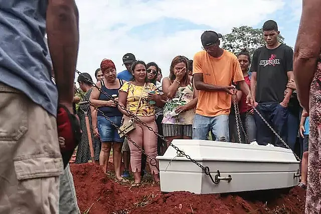 Velório de "Estrelinha" é marcado por lembranças de menina bondosa e sorridente
