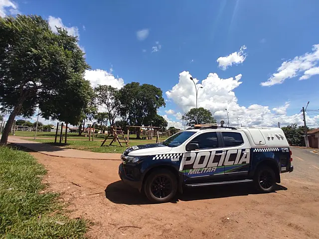 Namorado sente ciúmes de música e agride mulher com chutes