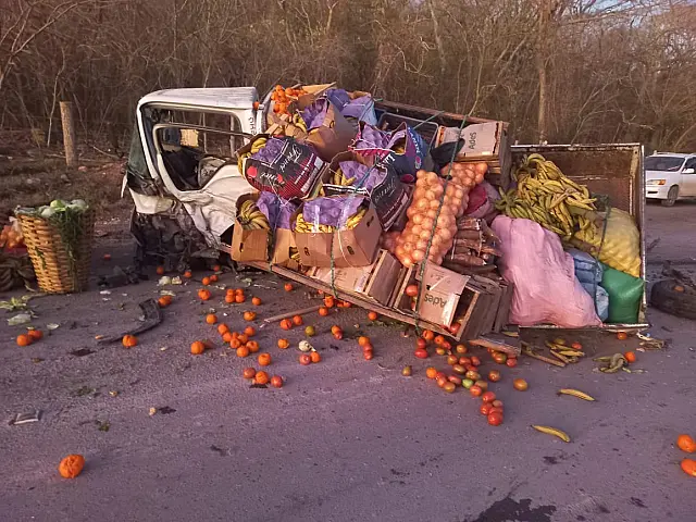 Bombeiros socorrem vítimas de acidente entre caminhão de frutas e carro em Corumbá