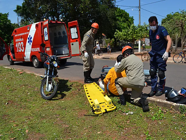 Motociclista tem fratura ao se envolver em acidente com caminhonete