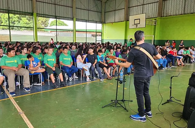 Acolhida de volta às aulas foca no bem-estar e conta com visita de ex-aluna