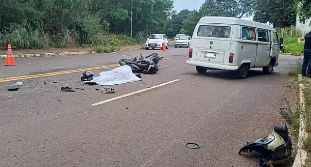 Motociclista morre após invadir pista e bater em Kombi na Capital