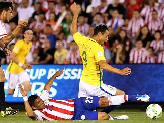 Brasil joga mal diante do Paraguai, leva 2 a 0, mas empata no fim com gol de Dani Alves