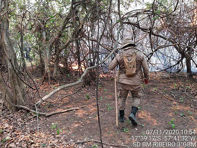 Bombeiros têm apoio de aeronaves para combate a incêndio no Pantanal