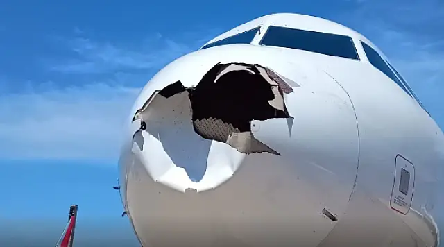 Voo da Latam retorna ao Galeão após avião colidir com pássaro
