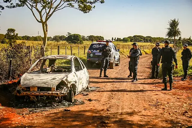 Corpo carbonizado é encontrado dentro de carro em estrada vicinal