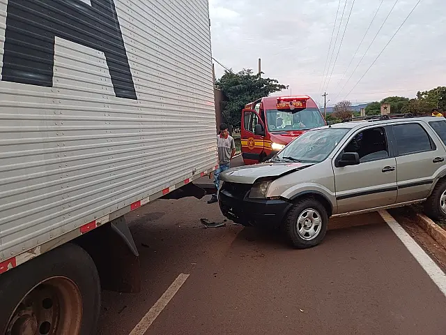 Carro colide em caminhão estacionado e motorista se fere
