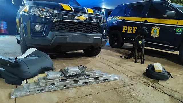 PRF apreende 18,5 kg de cocaína e prende quatro pessoas em Água Clara