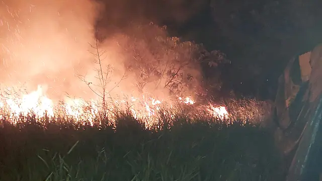 Bombeiros controlam incêndio próximo a túnel em Anastácio