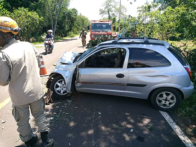 Motorista perde controle de direção e colide carro contra árvore na MS-450