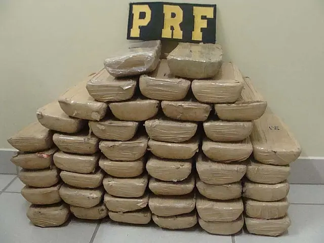 Casal é preso transportando 53 quilos de cocaína, diz PRF