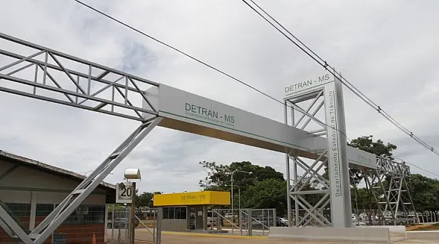 Após aglomeração na sede, Detran-MS passa a distribuir senha para atendimento