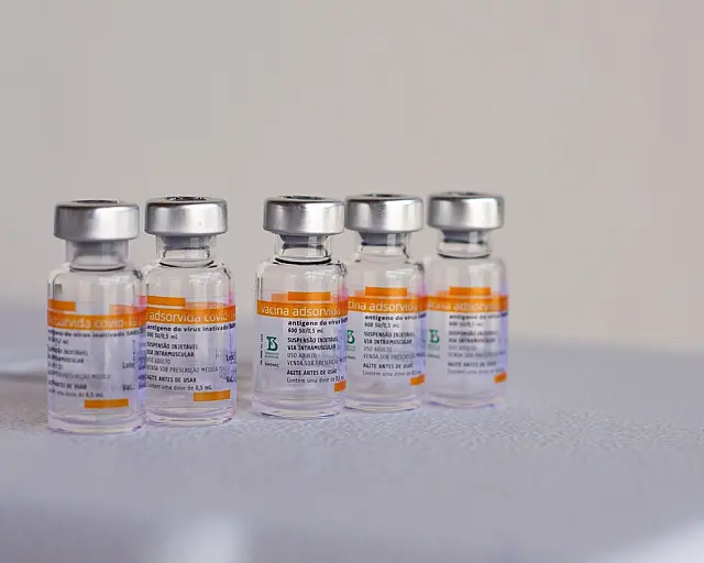 Fiocruz retoma produção de vacinas contra a Covid nesta terça-feira