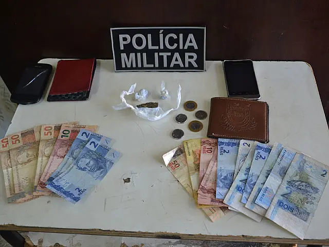 Radiopatrulha apreende drogas com jovens em plena luz do dia