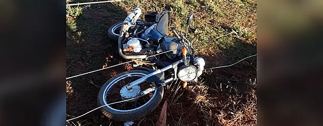 Adolescente perde controle da moto, bate em cerca e sofre traumatismo craniano