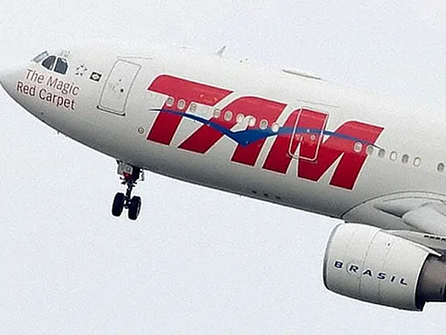 Avião da TAM faz pouso de emergência; turbulência fere 15