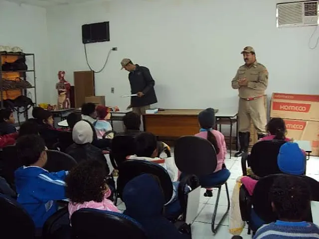 Crianças da Creche André Pace de Oliveira visitam bombeiros