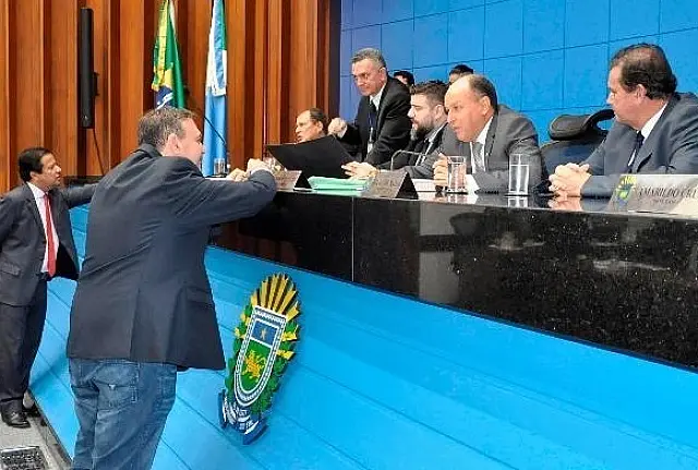 Obrigatoriedade de desfibrilador em lugares públicos é aprovada