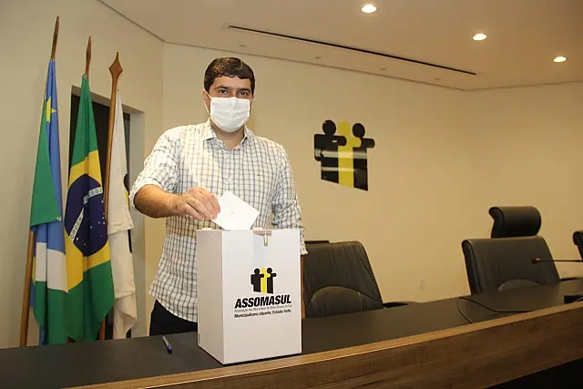 Candidato único, Valdir Júnior é o primeiro a votar na eleição da Assomasul