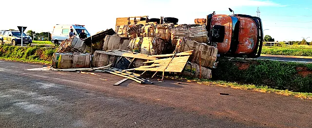 Caminhão com carga de papelão tomba e interdita pistas no trevo de Anastácio