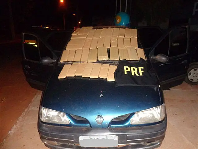 PRF apreende carro com 67 quilos de maconha na BR-262
