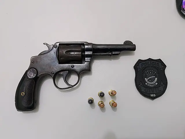Abordado para ser alertado sobre medidas de prevenção ao covid, homem acaba preso com revólver